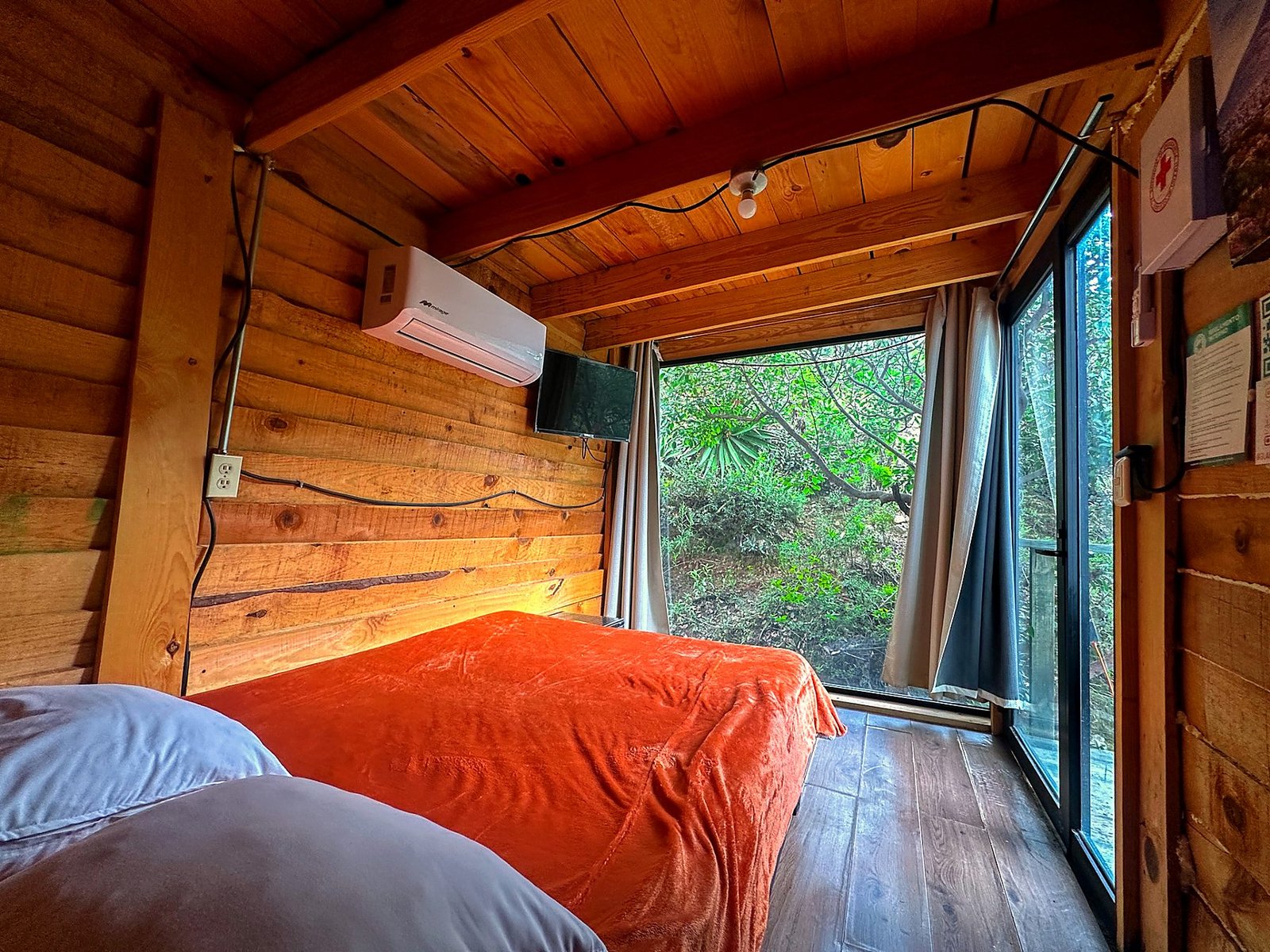 Recámara adicional de AURORA BOREAL con cama, ventanal panorámico al bosque, climatización y Smart TV